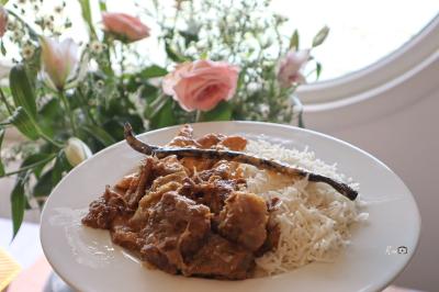 Miniature Traiteur Magny-les-Hameaux (Yvelines) - Iles en Fete  #18 Plateau en métal doré rempli de samoussas dorés et croustillants, posé sur une table blanche.
