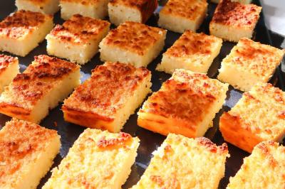 Miniature Traiteur Magny-les-Hameaux (Yvelines) - Iles en Fete  #6 Plateau en métal doré rempli de samoussas dorés et croustillants, posé sur une table blanche.