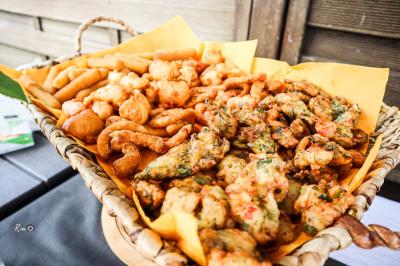 Miniature Traiteur Magny-les-Hameaux (Yvelines) - Iles en Fete  #20 Plateau en métal doré rempli de samoussas dorés et croustillants, posé sur une table blanche.