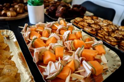 Miniature Traiteur Magny-les-Hameaux (Yvelines) - Iles en Fete  #16 Plateau en métal doré rempli de samoussas dorés et croustillants, posé sur une table blanche.