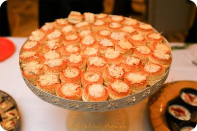 Miniature Traiteur Magny-les-Hameaux (Yvelines) - Iles en Fete  #14 Plateau en métal doré rempli de samoussas dorés et croustillants, posé sur une table blanche.