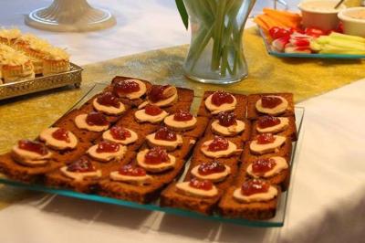 Miniature Traiteur Magny-les-Hameaux (Yvelines) - Iles en Fete  #13 Plateau en métal doré rempli de samoussas dorés et croustillants, posé sur une table blanche.