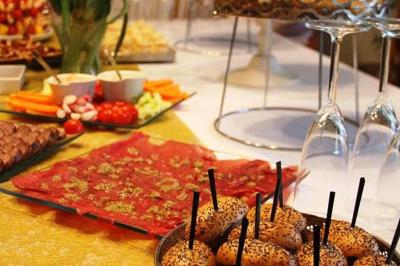 Miniature Traiteur Magny-les-Hameaux (Yvelines) - Iles en Fete  #24 Plateau en métal doré rempli de samoussas dorés et croustillants, posé sur une table blanche.