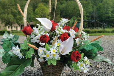 Plateau en métal doré rempli de samoussas dorés et croustillants, posé sur une table blanche.