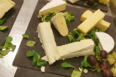 Plateau en métal doré rempli de samoussas dorés et croustillants, posé sur une table blanche.