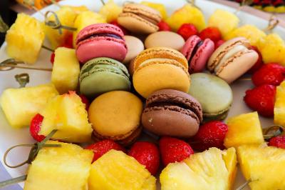 Plateau en métal doré rempli de samoussas dorés et croustillants, posé sur une table blanche.