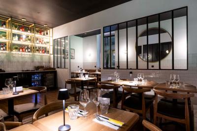 Miniature Location salle Lyon 6 (Rhône) - No 900 #6 Pizza margherita sortant d'un four à bois avec une façade en mosaïque noire et l'inscription ’N° 900’.