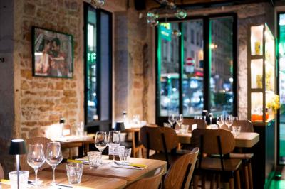 Miniature Location salle Lyon 6 (Rhône) - No 900 #7 Pizza margherita sortant d'un four à bois avec une façade en mosaïque noire et l'inscription ’N° 900’.