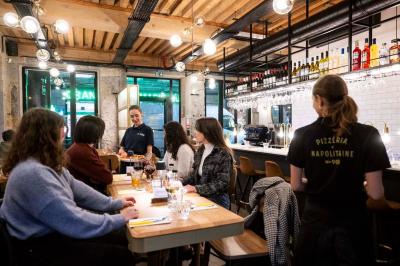 Miniature Location salle Lyon 6 (Rhône) - No 900 #9 Pizza margherita sortant d'un four à bois avec une façade en mosaïque noire et l'inscription ’N° 900’.