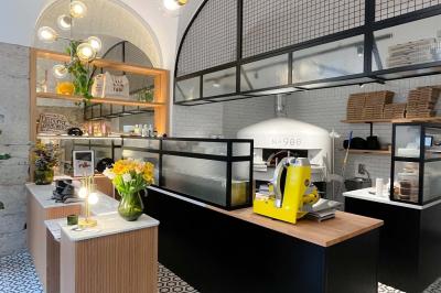 Miniature Location salle Lyon 6 (Rhône) - No 900 #10 Pizza margherita sortant d'un four à bois avec une façade en mosaïque noire et l'inscription ’N° 900’.