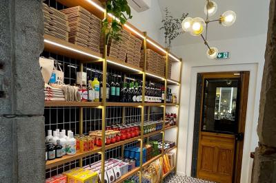 Miniature Location salle Lyon 6 (Rhône) - No 900 #11 Pizza margherita sortant d'un four à bois avec une façade en mosaïque noire et l'inscription ’N° 900’.