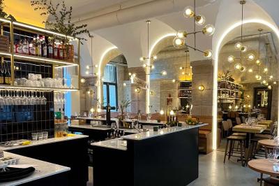 Miniature Location salle Lyon 6 (Rhône) - No 900 #1 Pizza margherita sortant d'un four à bois avec une façade en mosaïque noire et l'inscription ’N° 900’.