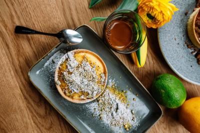 Miniature Location salle Lyon 6 (Rhône) - No 900 #12 Pizza margherita sortant d'un four à bois avec une façade en mosaïque noire et l'inscription ’N° 900’.