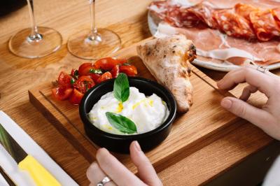 Miniature Location salle Lyon 6 (Rhône) - No 900 #13 Pizza margherita sortant d'un four à bois avec une façade en mosaïque noire et l'inscription ’N° 900’.