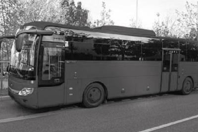 Miniature Regency Limo Coach #4 Alignement de véhicules noirs stationnés devant un bâtiment en pierre avec arcades, sous un ciel dégagé.