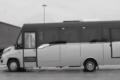 Miniature Regency Limo Coach #6 Alignement de véhicules noirs stationnés devant un bâtiment en pierre avec arcades, sous un ciel dégagé.
