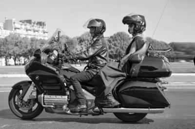 Miniature Regency Limo Coach #7 Alignement de véhicules noirs stationnés devant un bâtiment en pierre avec arcades, sous un ciel dégagé.