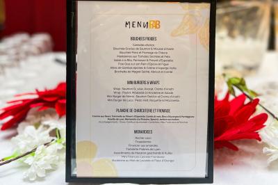 Miniature Traiteur Lyon 2 (Rhône) - Food And Beyond #18 Sandwiches colorés empilés avec des garnitures variées, entourés de roquette et d'olives vertes.