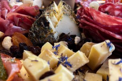 Miniature Traiteur Lyon 2 (Rhône) - Food And Beyond #4 Sandwiches colorés empilés avec des garnitures variées, entourés de roquette et d'olives vertes.