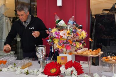 Miniature Traiteur Lyon 2 (Rhône) - Food And Beyond #9 Sandwiches colorés empilés avec des garnitures variées, entourés de roquette et d'olives vertes.