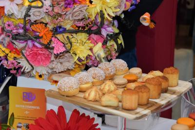 Miniature Traiteur Lyon 2 (Rhône) - Food And Beyond #8 Sandwiches colorés empilés avec des garnitures variées, entourés de roquette et d'olives vertes.