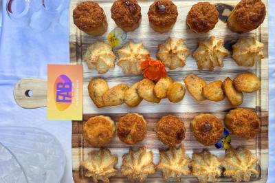 Miniature Traiteur Lyon 2 (Rhône) - Food And Beyond #13 Sandwiches colorés empilés avec des garnitures variées, entourés de roquette et d'olives vertes.