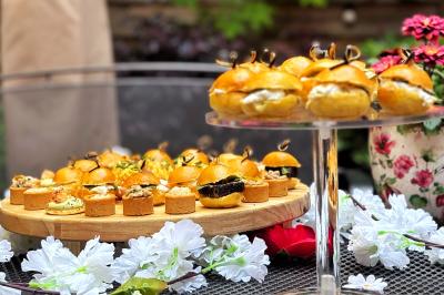 Miniature Traiteur Lyon 2 (Rhône) - Food And Beyond #25 Sandwiches colorés empilés avec des garnitures variées, entourés de roquette et d'olives vertes.