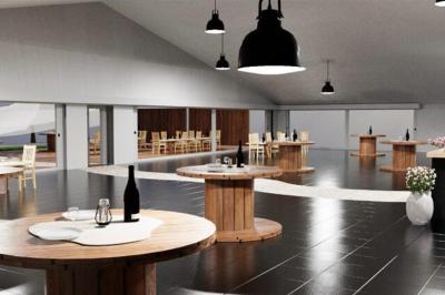 Vue aérienne d'un aménagement extérieur avec tables rondes, fontaine centrale, palmiers et espaces de détente.