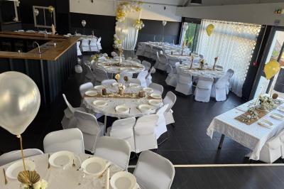 Vue aérienne d'un aménagement extérieur avec tables rondes, fontaine centrale, palmiers et espaces de détente.