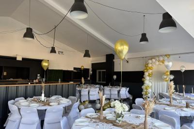 Vue aérienne d'un aménagement extérieur avec tables rondes, fontaine centrale, palmiers et espaces de détente.