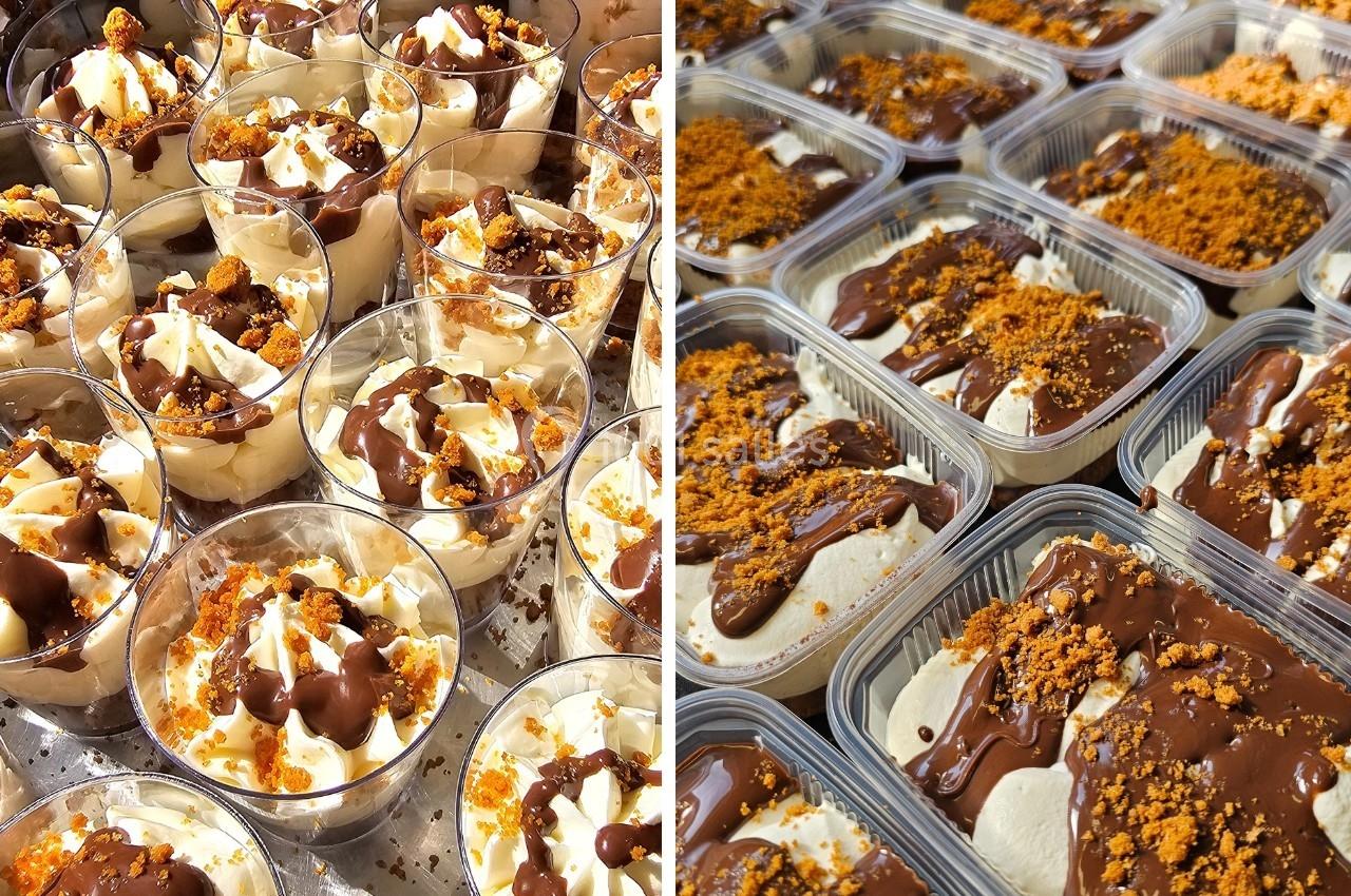 Desserts individuels à base de crème, chocolat et éclats de biscuits, présentés dans des verrines et barquettes.