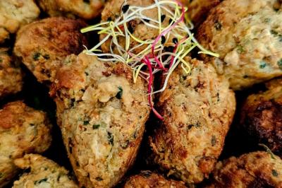 Miniature Traiteur Noailles (Oise) - Baffetti  #7 Assiette de tagliatelles fraîches avec sauce tomate, morceaux de viande, persil frais et croûton garni de lard grillé.