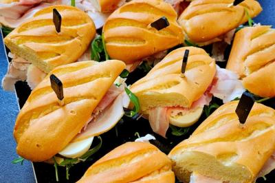 Miniature Traiteur Noailles (Oise) - Baffetti  #13 Assiette de tagliatelles fraîches avec sauce tomate, morceaux de viande, persil frais et croûton garni de lard grillé.