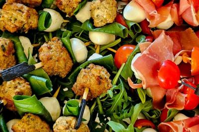 Miniature Traiteur Noailles (Oise) - Baffetti  #16 Assiette de tagliatelles fraîches avec sauce tomate, morceaux de viande, persil frais et croûton garni de lard grillé.