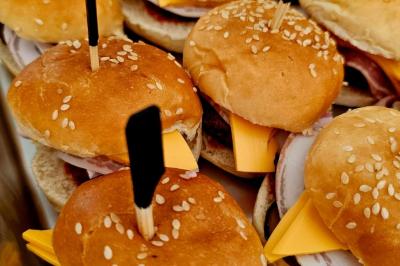 Miniature Traiteur Noailles (Oise) - Baffetti  #19 Assiette de tagliatelles fraîches avec sauce tomate, morceaux de viande, persil frais et croûton garni de lard grillé.