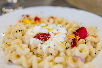 Miniature Traiteur Noailles (Oise) - Baffetti  #22 Assiette de tagliatelles fraîches avec sauce tomate, morceaux de viande, persil frais et croûton garni de lard grillé.