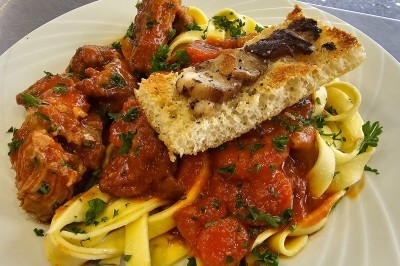 Miniature Traiteur Noailles (Oise) - Baffetti  #24 Assiette de tagliatelles fraîches avec sauce tomate, morceaux de viande, persil frais et croûton garni de lard grillé.