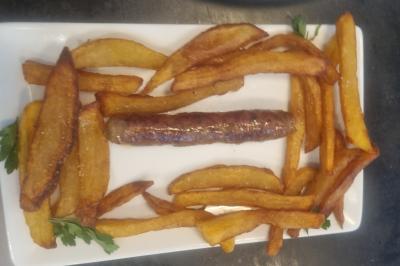 Miniature Traiteur Nanterre (Hauts-de-Seine) - Le Désiré de la Méditerranée #7 Bol de soupe garnie de coriandre sur une table en marbre avec des couverts, des verres et une salière en arrière-plan.