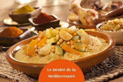 Miniature Traiteur Nanterre (Hauts-de-Seine) - Le Désiré de la Méditerranée #6 Bol de soupe garnie de coriandre sur une table en marbre avec des couverts, des verres et une salière en arrière-plan.