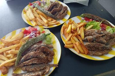 Miniature Traiteur Nanterre (Hauts-de-Seine) - Le Désiré de la Méditerranée #3 Bol de soupe garnie de coriandre sur une table en marbre avec des couverts, des verres et une salière en arrière-plan.