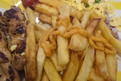 Miniature Traiteur Nanterre (Hauts-de-Seine) - Le Désiré de la Méditerranée #10 Bol de soupe garnie de coriandre sur une table en marbre avec des couverts, des verres et une salière en arrière-plan.