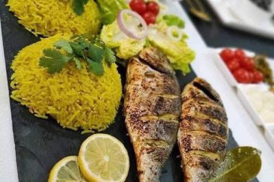 Miniature Traiteur Nanterre (Hauts-de-Seine) - Le Désiré de la Méditerranée #5 Bol de soupe garnie de coriandre sur une table en marbre avec des couverts, des verres et une salière en arrière-plan.