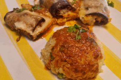 Miniature Traiteur Nanterre (Hauts-de-Seine) - Le Désiré de la Méditerranée #12 Bol de soupe garnie de coriandre sur une table en marbre avec des couverts, des verres et une salière en arrière-plan.