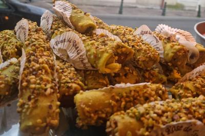 Miniature Traiteur Nanterre (Hauts-de-Seine) - Le Désiré de la Méditerranée #13 Bol de soupe garnie de coriandre sur une table en marbre avec des couverts, des verres et une salière en arrière-plan.