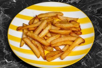 Miniature Traiteur Nanterre (Hauts-de-Seine) - Le Désiré de la Méditerranée #18 Bol de soupe garnie de coriandre sur une table en marbre avec des couverts, des verres et une salière en arrière-plan.