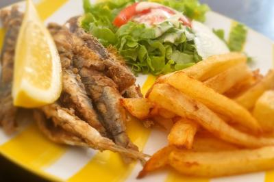 Miniature Traiteur Nanterre (Hauts-de-Seine) - Le Désiré de la Méditerranée #22 Bol de soupe garnie de coriandre sur une table en marbre avec des couverts, des verres et une salière en arrière-plan.