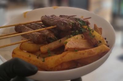 Miniature Traiteur Nanterre (Hauts-de-Seine) - Le Désiré de la Méditerranée #23 Bol de soupe garnie de coriandre sur une table en marbre avec des couverts, des verres et une salière en arrière-plan.