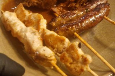 Miniature Traiteur Nanterre (Hauts-de-Seine) - Le Désiré de la Méditerranée #24 Bol de soupe garnie de coriandre sur une table en marbre avec des couverts, des verres et une salière en arrière-plan.