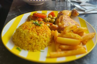 Miniature Traiteur Nanterre (Hauts-de-Seine) - Le Désiré de la Méditerranée #25 Bol de soupe garnie de coriandre sur une table en marbre avec des couverts, des verres et une salière en arrière-plan.