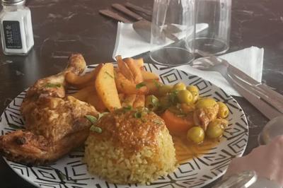 Miniature Traiteur Nanterre (Hauts-de-Seine) - Le Désiré de la Méditerranée #27 Bol de soupe garnie de coriandre sur une table en marbre avec des couverts, des verres et une salière en arrière-plan.